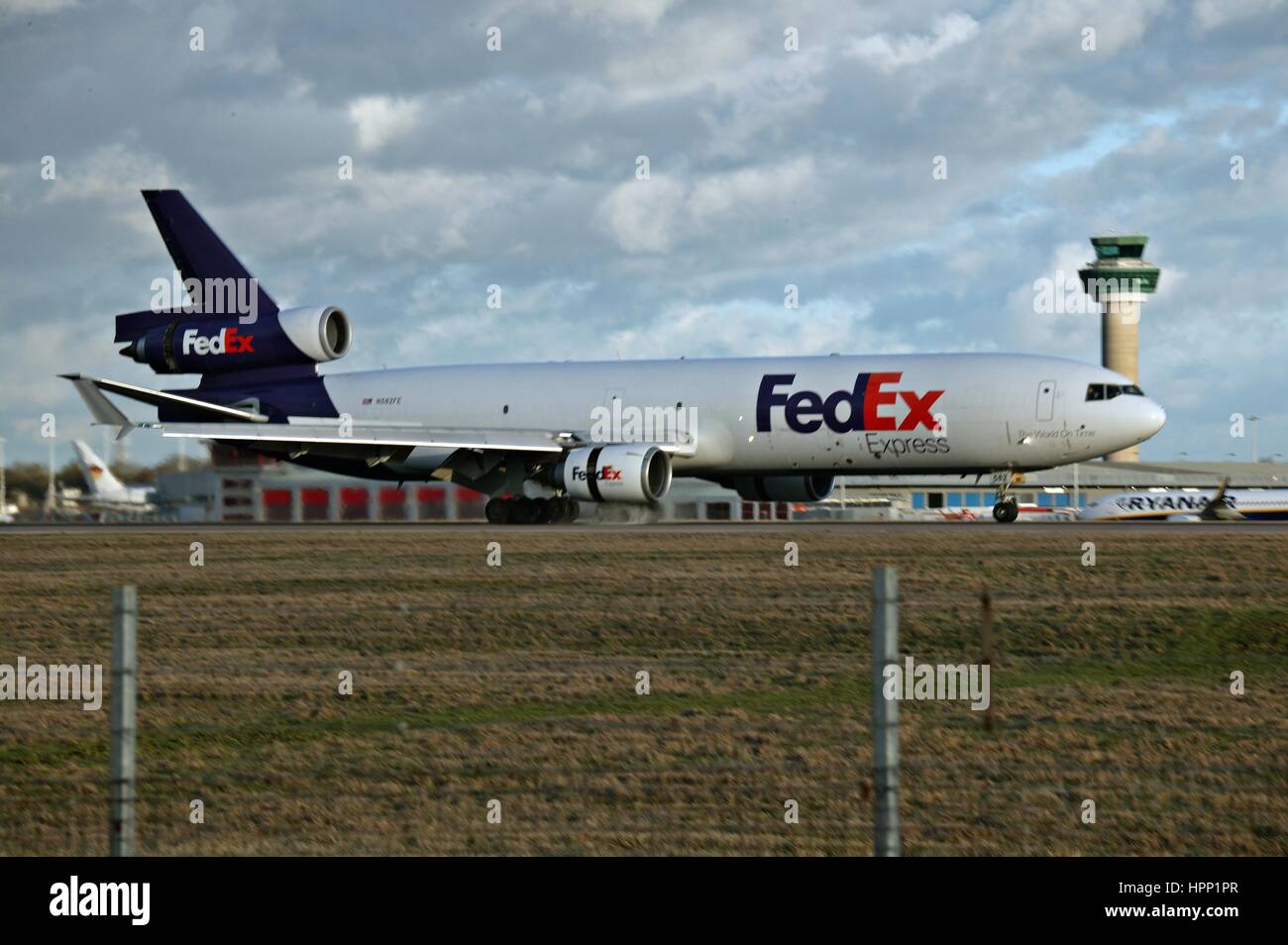 Fedex Mcdonnell douglas md-11 à l'atterrissage à l'aéroport de Stansted Banque D'Images