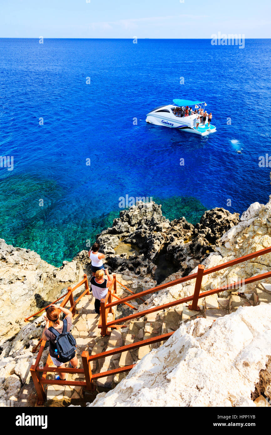 Bateau de plaisance avec des touristes à roches sur Cape Greco, Chypre. Banque D'Images