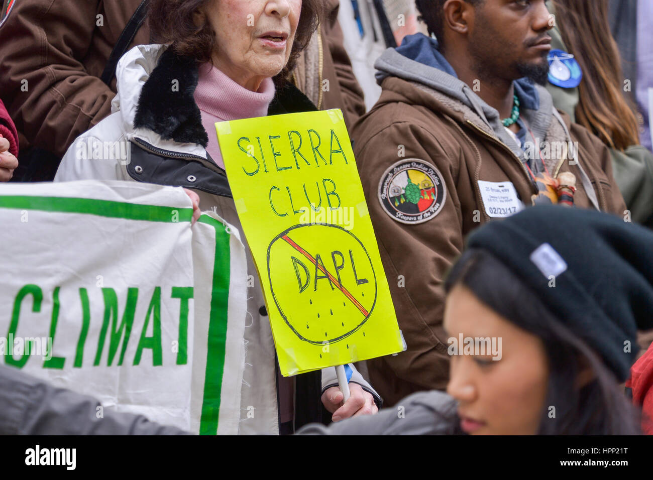 New York, États-Unis. Feb 23, 2017. Tenir les manifestants en ralliant des signes sur les marches de l'Hôtel de Ville. Les activistes représentant et en solidarité avec les collectivités autochtones américaines se sont rassemblés sur les marches de l'Hôtel de ville de New York City, exigeant que l'administration de la ville de prendre des mesures immédiates pour se départir de tous les investissements publics par l'entremise d'institutions financières fournissant un appui à l'accès du Dakota (Pipeline DAPL). Credit : Albin Lohr-Jones/Pacific Press/Alamy Live News Banque D'Images