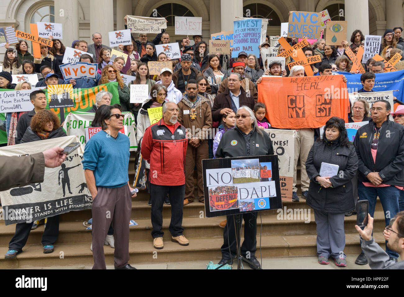 New York, États-Unis. Feb 23, 2017. Tenir les manifestants en ralliant des signes sur les marches de l'Hôtel de Ville. Les activistes représentant et en solidarité avec les collectivités autochtones américaines se sont rassemblés sur les marches de l'Hôtel de ville de New York City, exigeant que l'administration de la ville de prendre des mesures immédiates pour se départir de tous les investissements publics par l'entremise d'institutions financières fournissant un appui à l'accès du Dakota (Pipeline DAPL). Credit : Albin Lohr-Jones/Pacific Press/Alamy Live News Banque D'Images