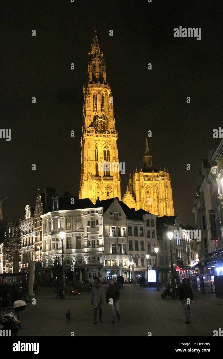 Tour de la cathédrale de Notre Dame (Onze-lieve-vrouwekathedraal) à partir de Grote Markt (place du grand marché), Anvers, Belgique. Banque D'Images