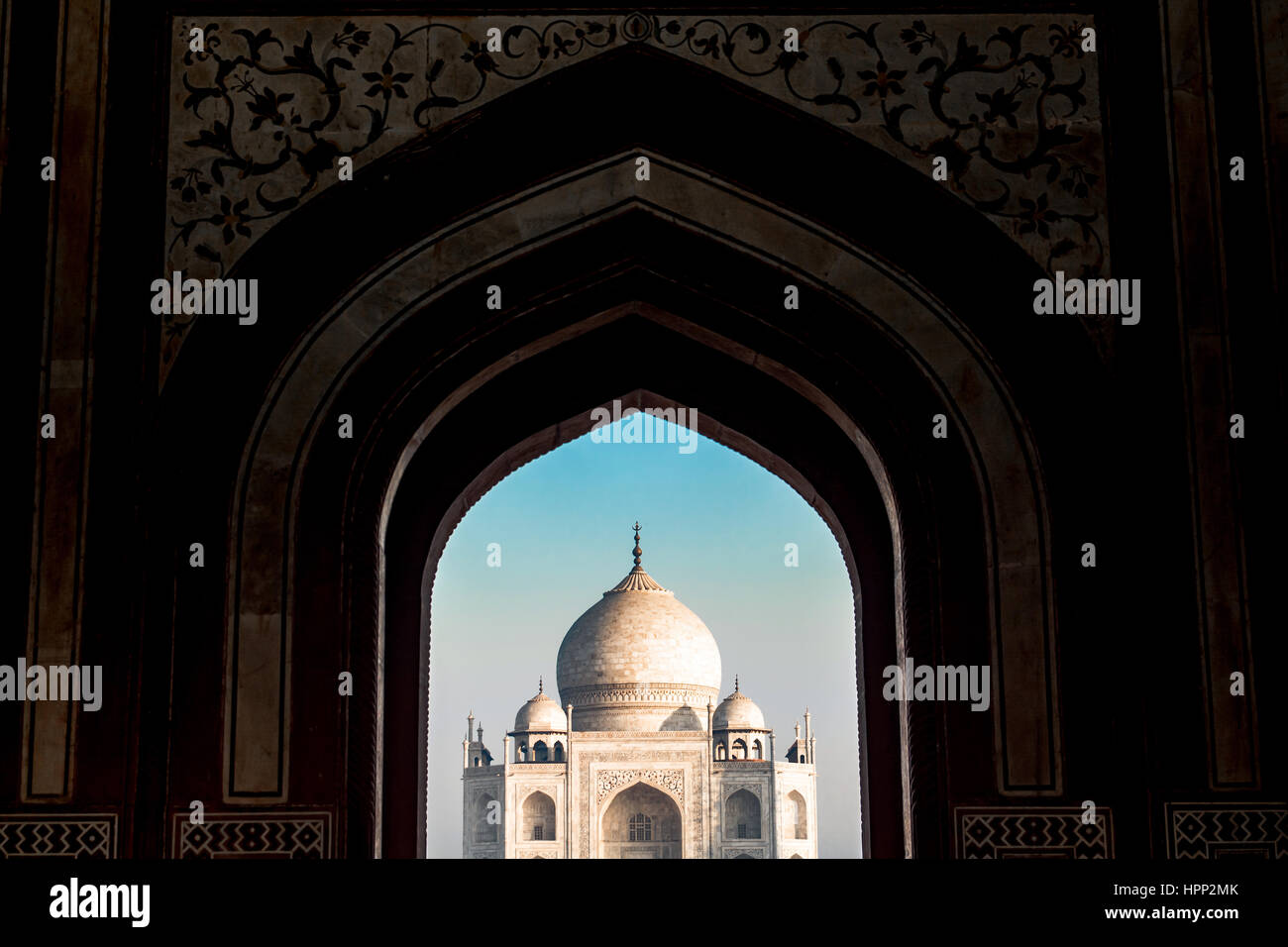 Vue de loin du Taj Mahal derrière portes Entrée Archs Banque D'Images