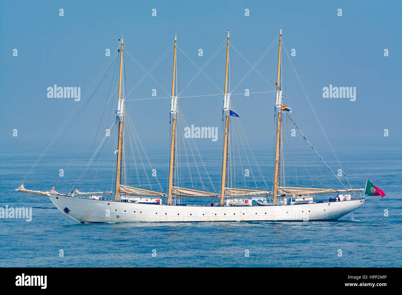 Tall Ship Sailing On Sea Against Blue Sky Banque D'Images