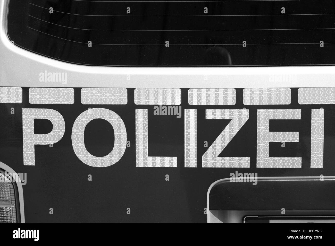 Arrière de voiture de police allemand. Image en noir et blanc Banque D'Images