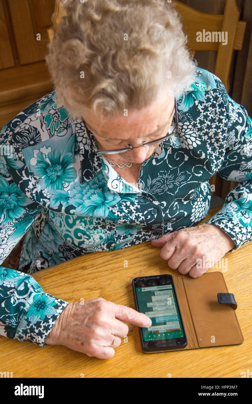 Vieille Femme avec le smartphone et whatapp Banque D'Images