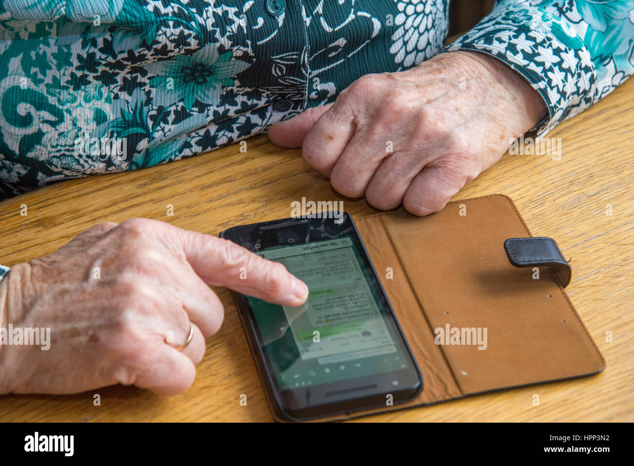 Vieille Femme avec le smartphone et whatapp Banque D'Images