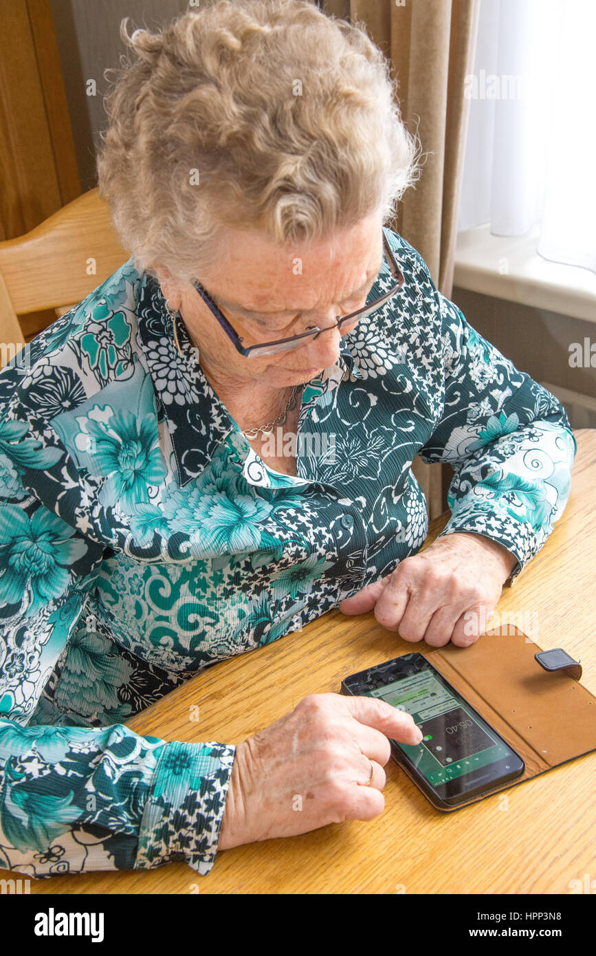 Vieille Femme avec le smartphone et whatapp Banque D'Images