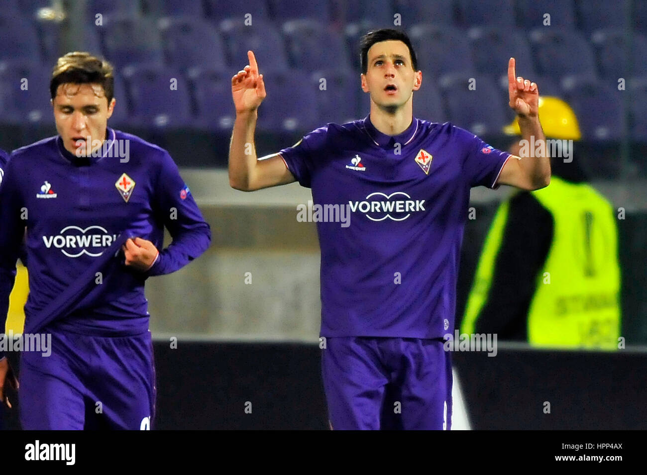 Amateur de la Fiorentina Nikola Kalinic célèbre après avoir marqué le 1° objectif durant l'UEFA Europa League Round de 32 - deuxième manche match de foot A.c.f. Fiorentina vs Borussia Mönchengladbach au stade Artemio Franchi. Banque D'Images