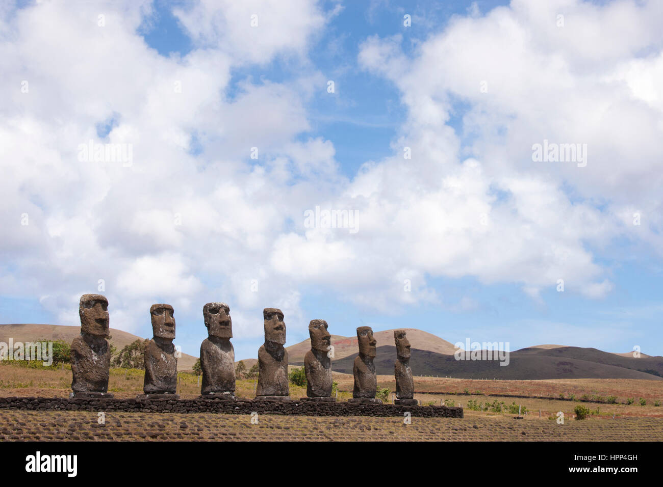 AHU Akivi, un ancien observatoire céleste de l'île de Pâques. Les moaï sont alignés avec le soleil levant et le coucher pendant le printemps et l'automne équinoxes. Banque D'Images