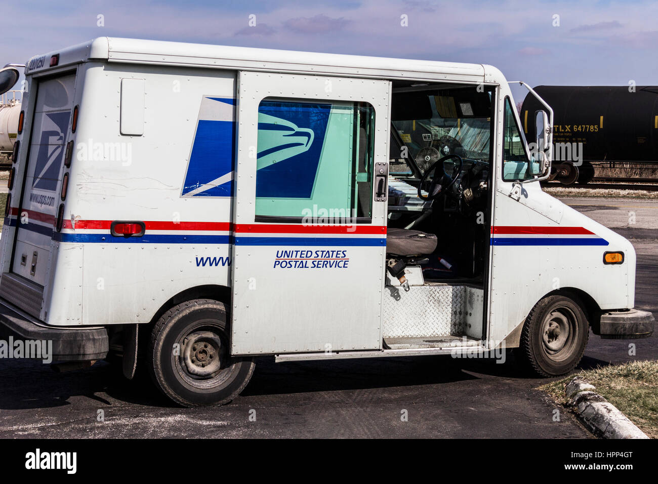 Indianapolis - Circa 2017 Février : USPS Poste chariot. L'USPS est responsable de fournir la livraison du courrier II Banque D'Images