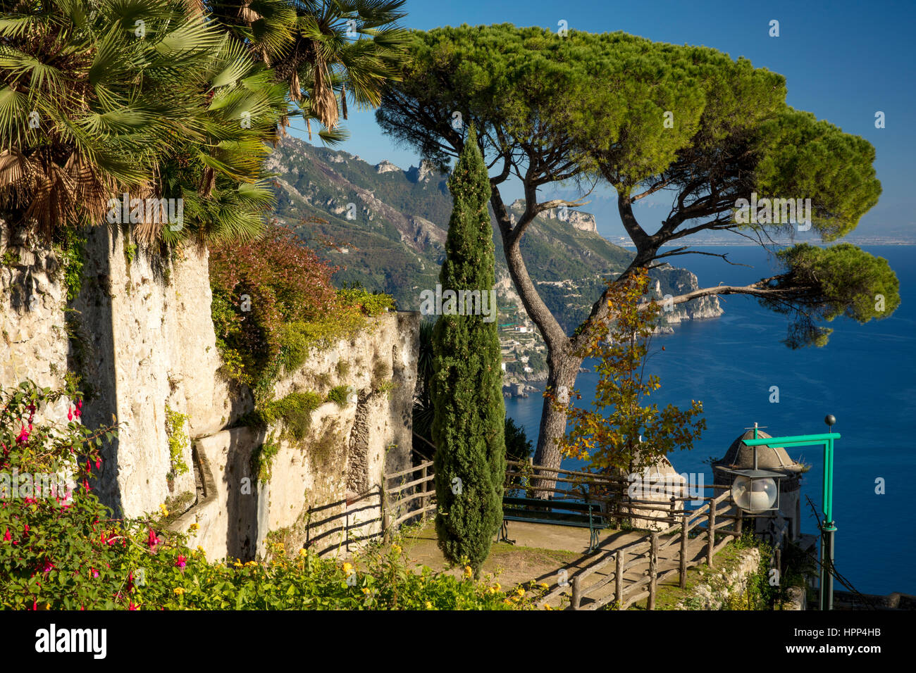 Vue sur le golfe de Salerne à partir de la Villa Rufolo, Ravello, Campanie, Italie Banque D'Images