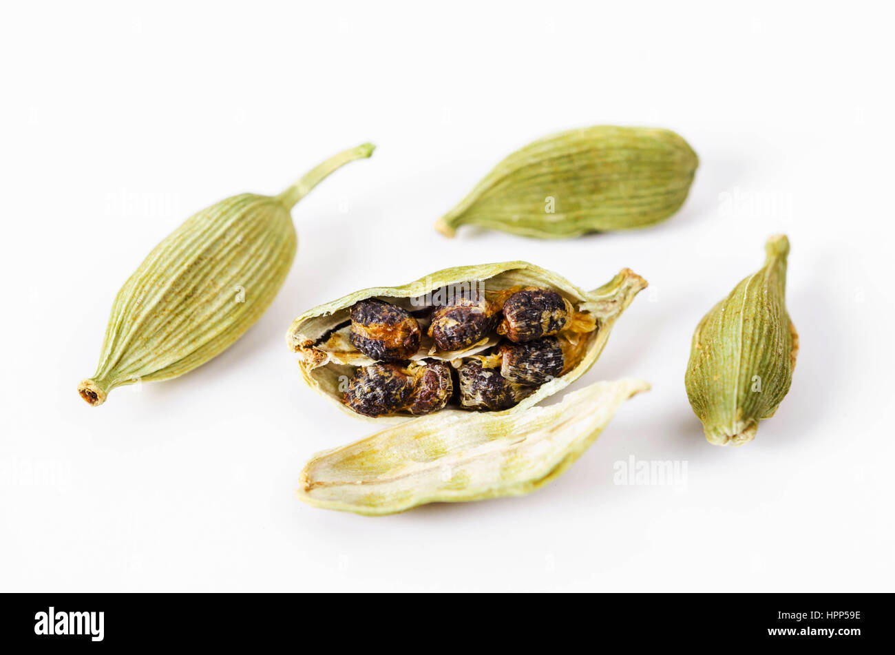 Les graines de cardamome verte isolée sur fond blanc. Banque D'Images