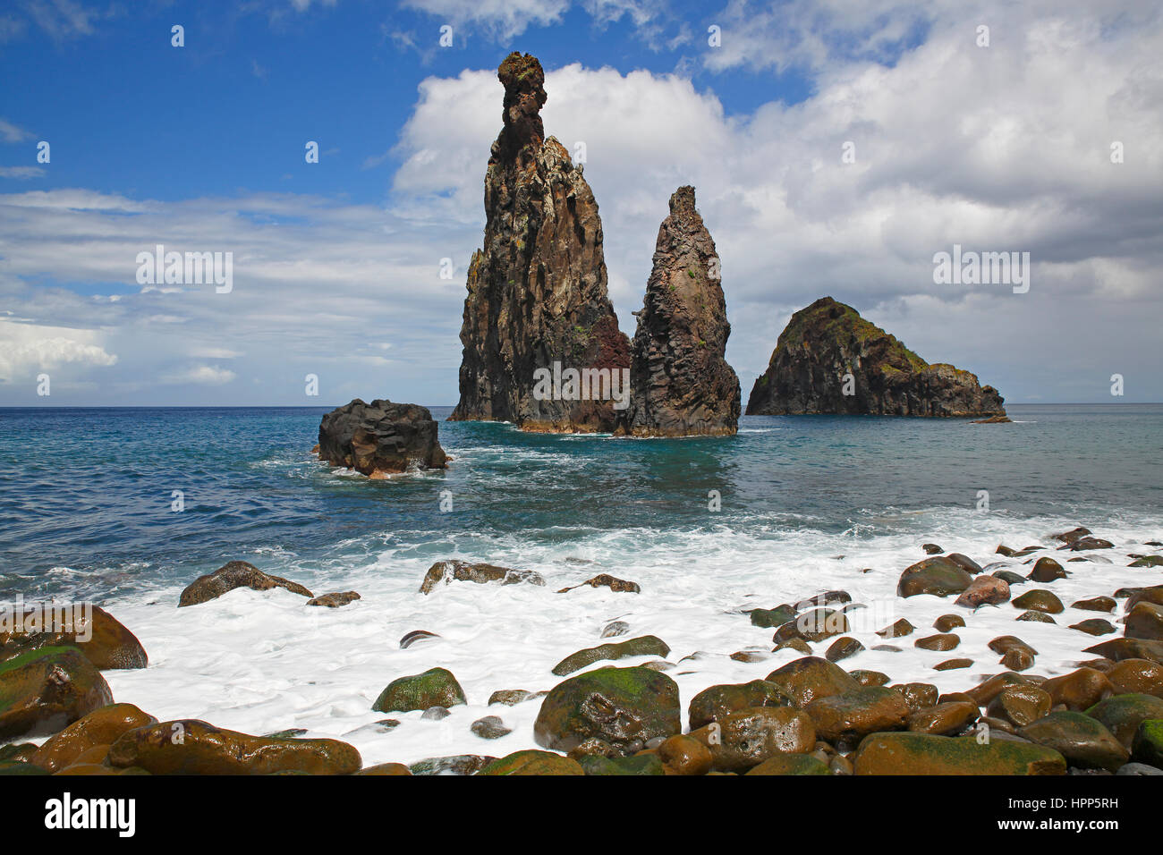 Formations de roche volcanique, rock da Ilheus aiguille Rib, falaises de Ribeira da Janela, Lanceiros, Madeira, Portugal Banque D'Images
