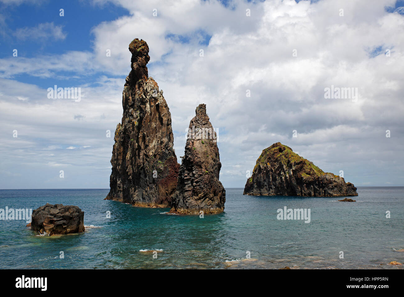 Formations de roche volcanique, rock da Ilheus aiguille Rib, falaises de Ribeira da Janela, Lanceiros, Madeira, Portugal Banque D'Images