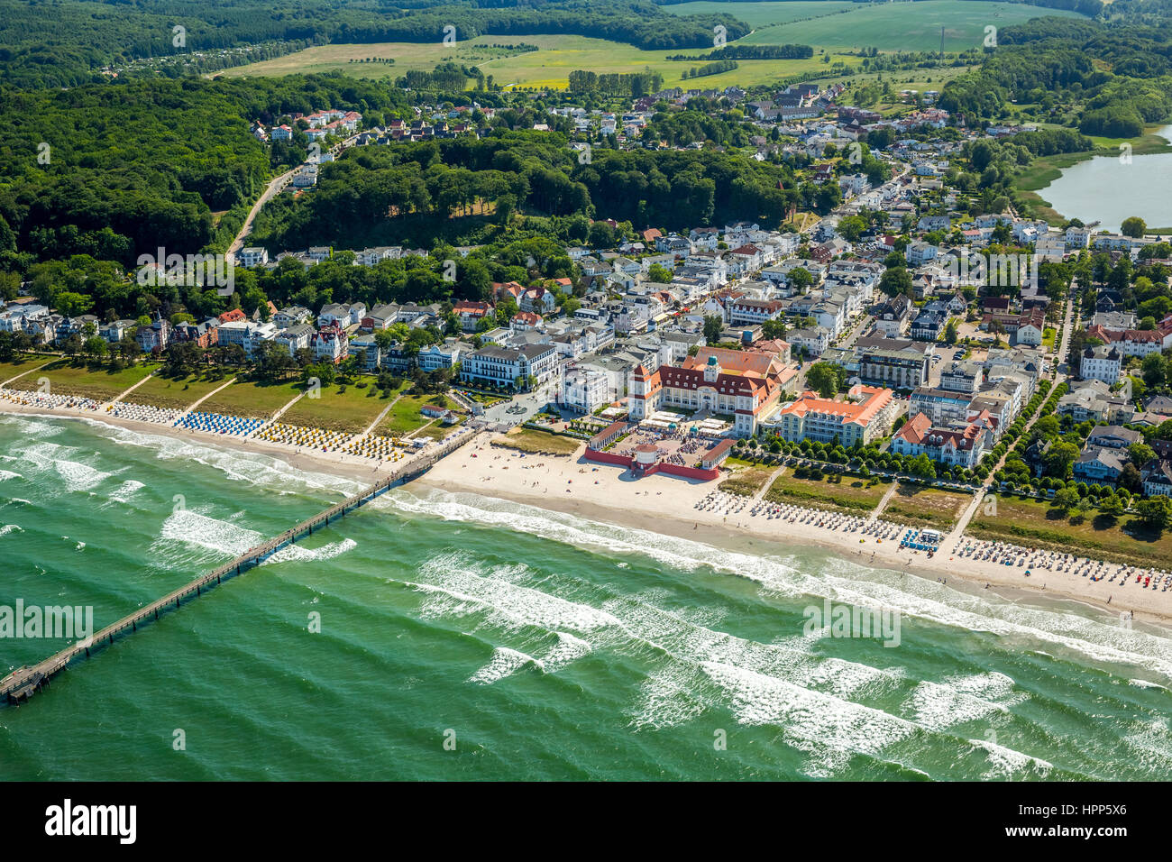 Maison thermale, longue plage de sable, Binz, côte de la mer Baltique, Mecklembourg-Poméranie-Occidentale, Allemagne Banque D'Images