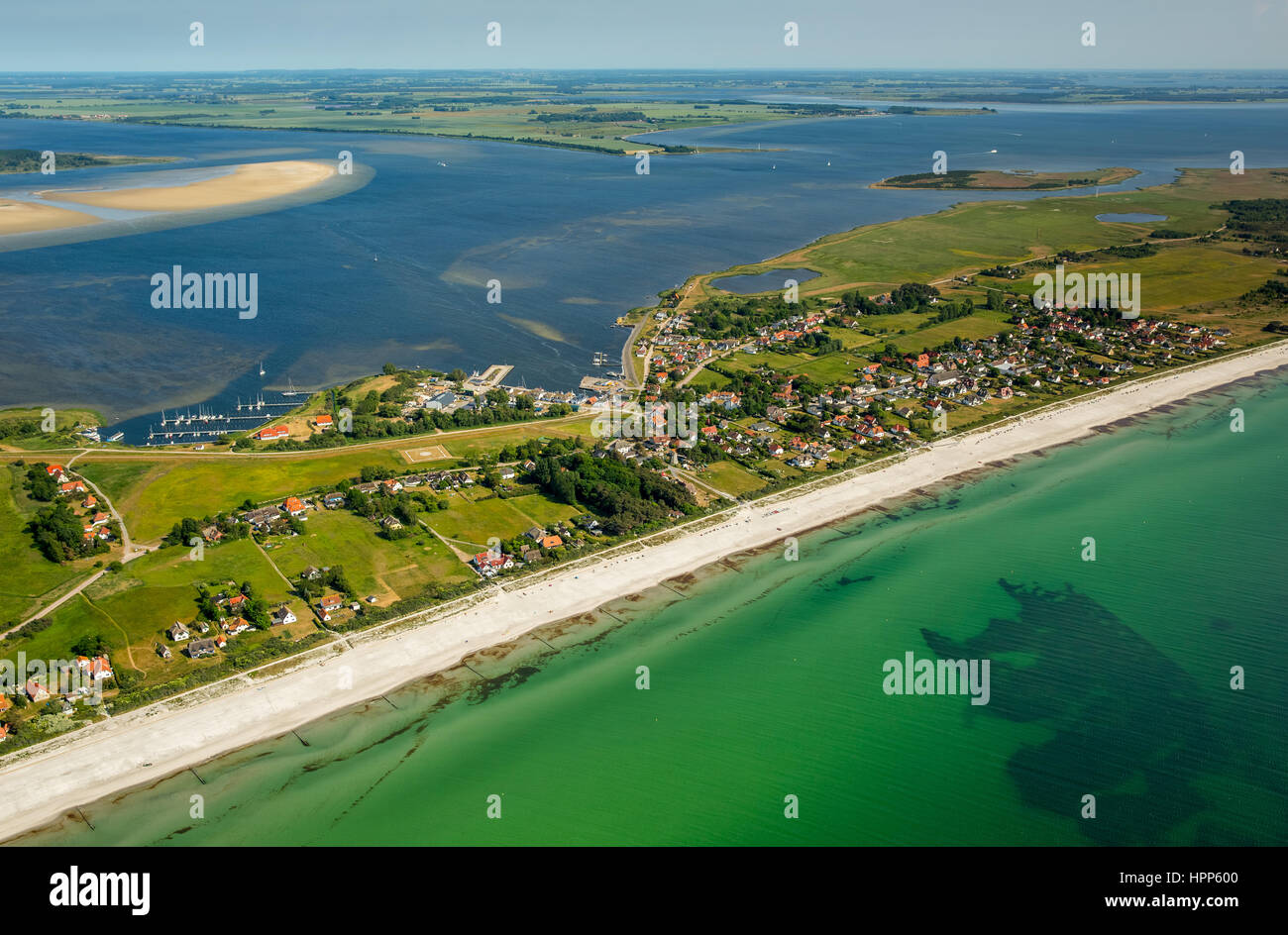 Plage de sable fin, la baie et le port de Rostock, l'île de Hiddensee, côte de la mer Baltique, Mecklembourg-Poméranie-Occidentale, Allemagne Banque D'Images