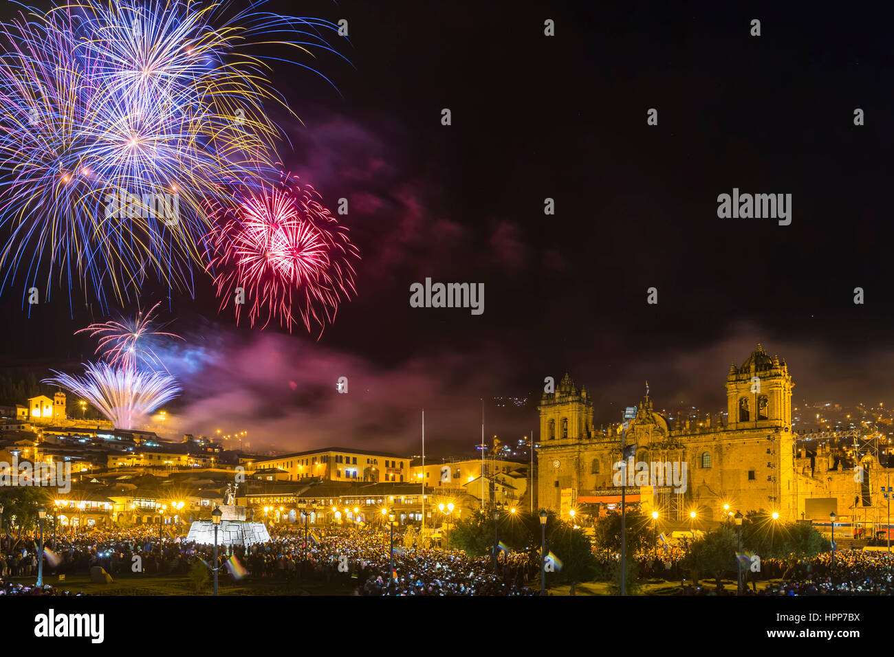 Pérou, Cusco, Plaza de Armas, feu d'artifice à Inti Raymi Banque D'Images