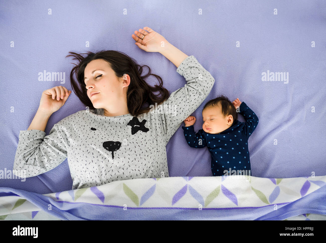 Bébé nouveau-né fille et mère sleeping in bed Banque D'Images