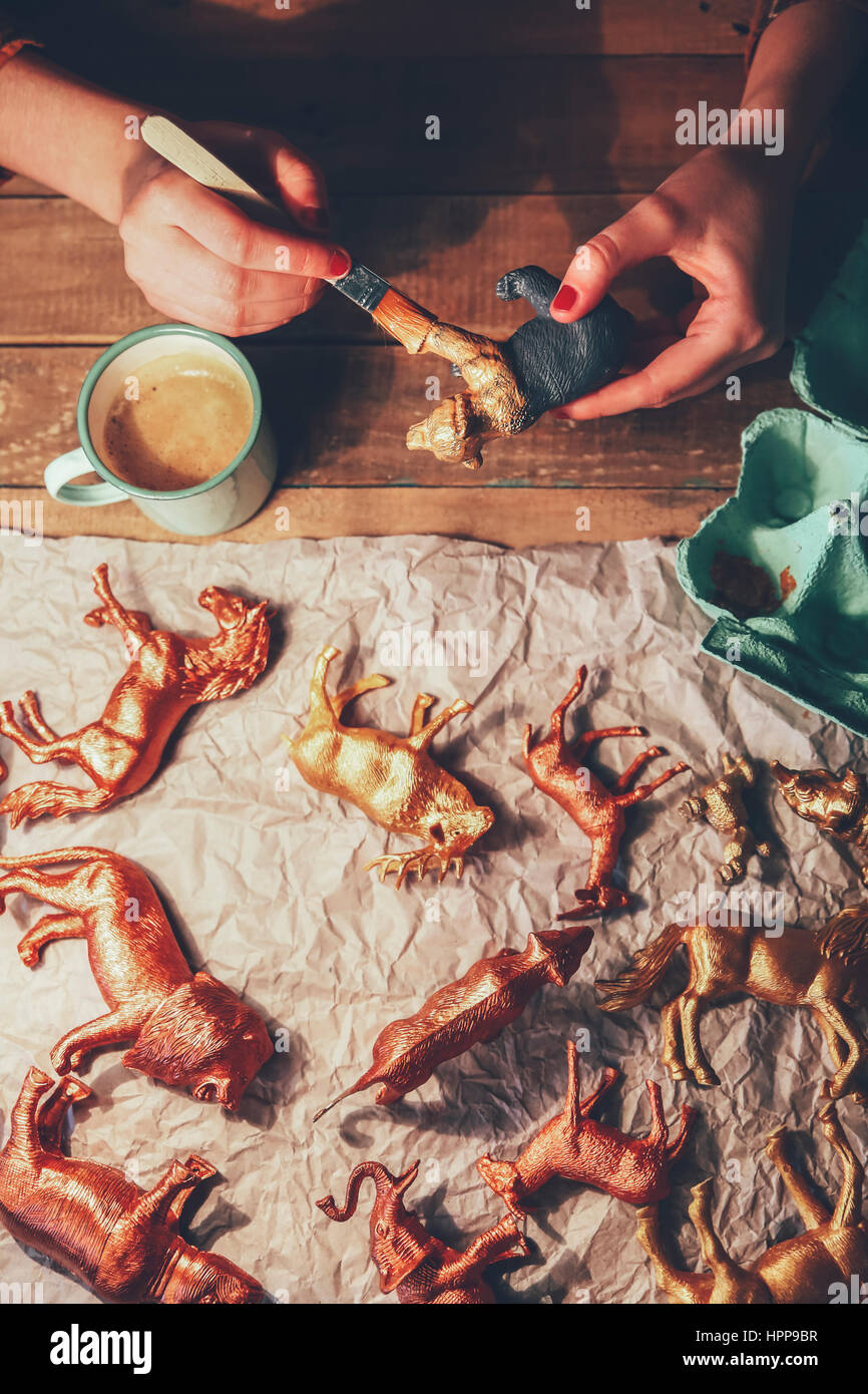 Vue aérienne de figurines d'animaux avec de la peinture Banque D'Images
