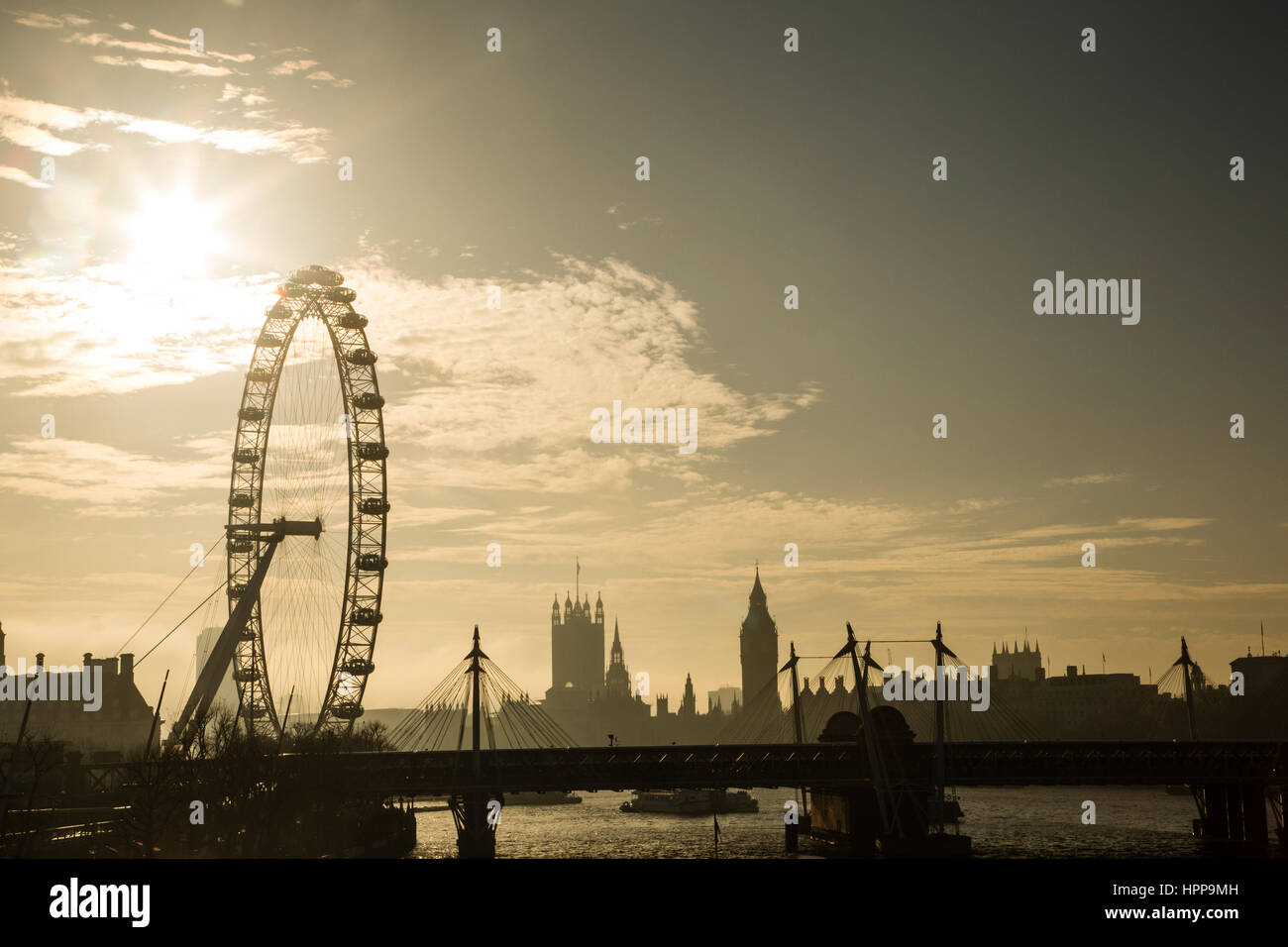 UK, Londres, Skyline avec London Eye et Big Ben en rétro-éclairage Banque D'Images