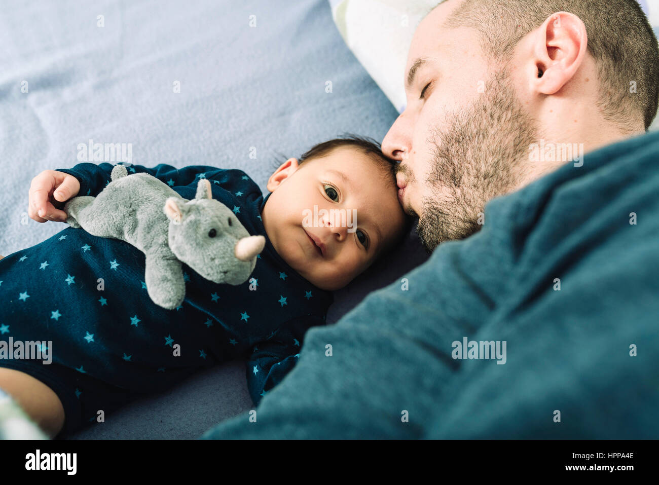 Son père Naissance bebe Fille on bed Banque D'Images