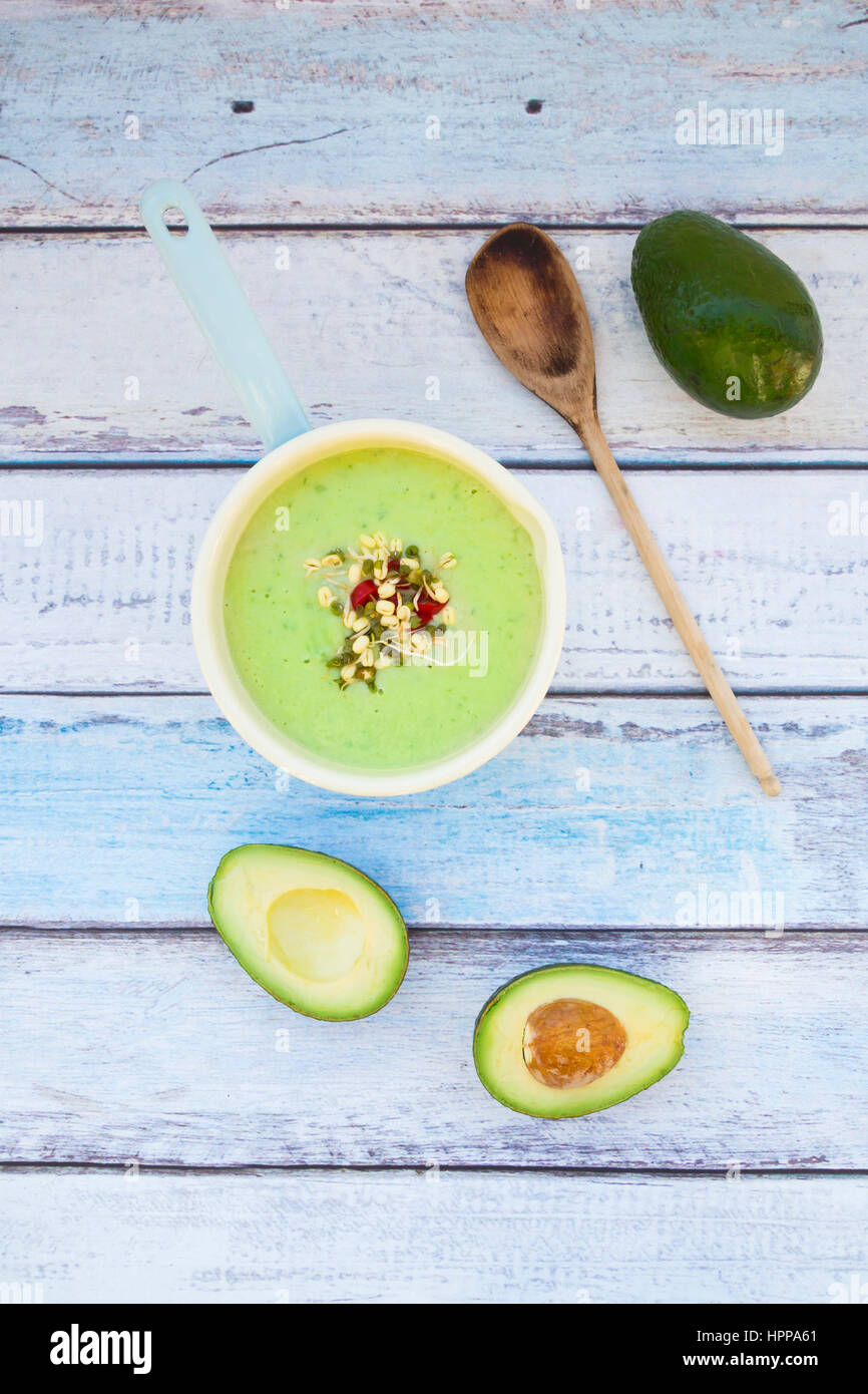 Casserole de soupe de concombre avocat garni de pousses Banque D'Images