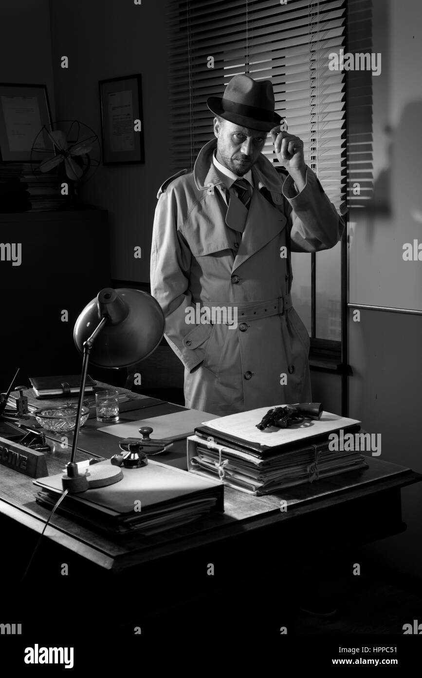 Détective attrayant debout à côté de son bureau, 1950 Bureau de style. Banque D'Images