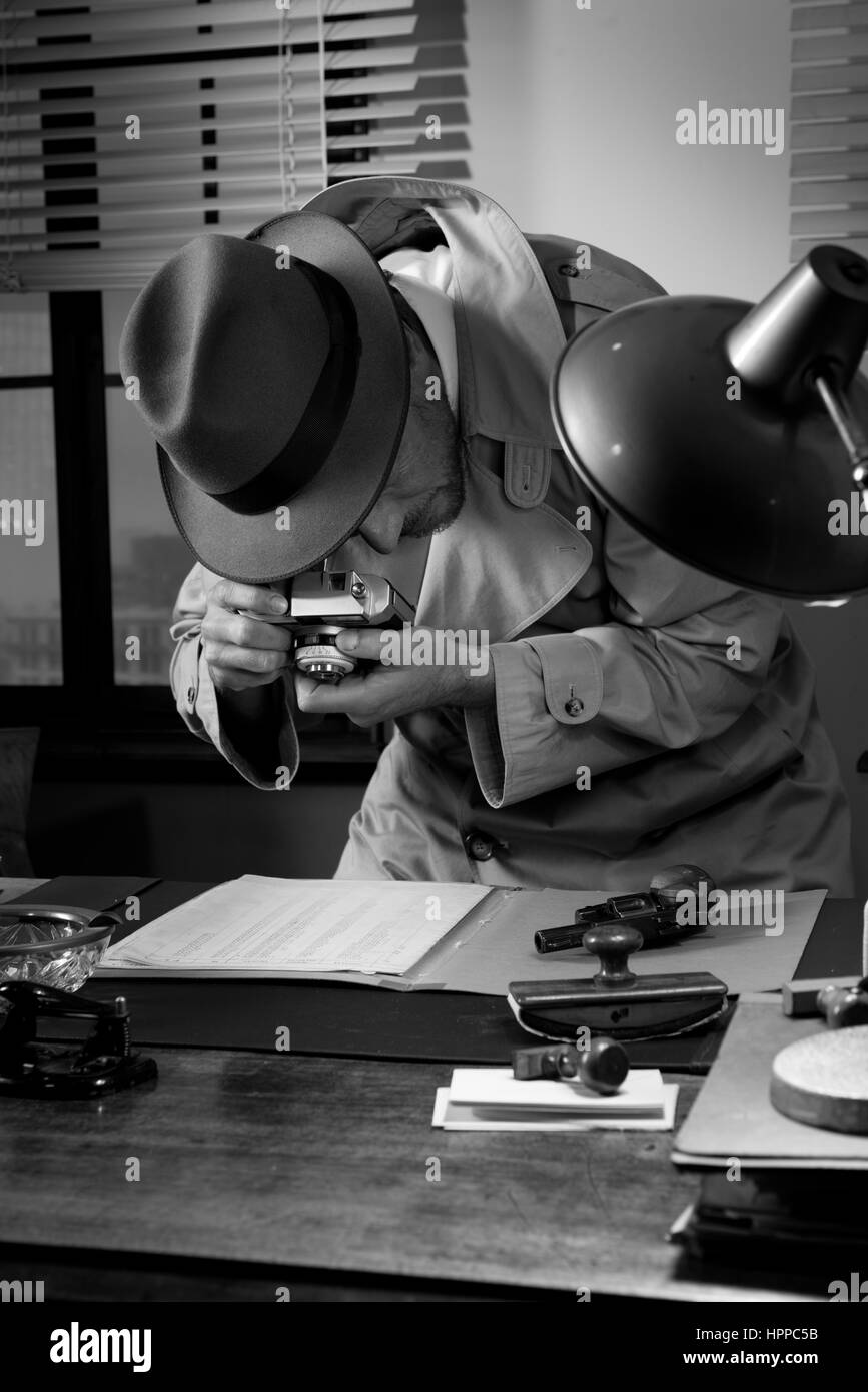 Agent espion voler des données très secret et prendre des photos, 1950 Bureau de style. Banque D'Images