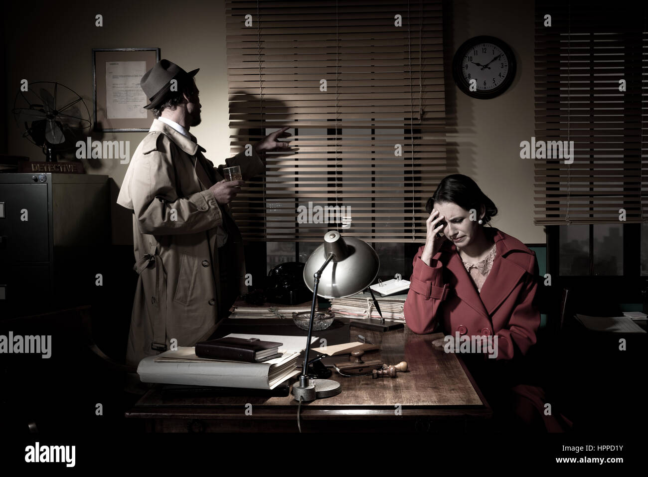 Confiant dans son bureau permanent détective interrogeant une jeune femme triste. Banque D'Images