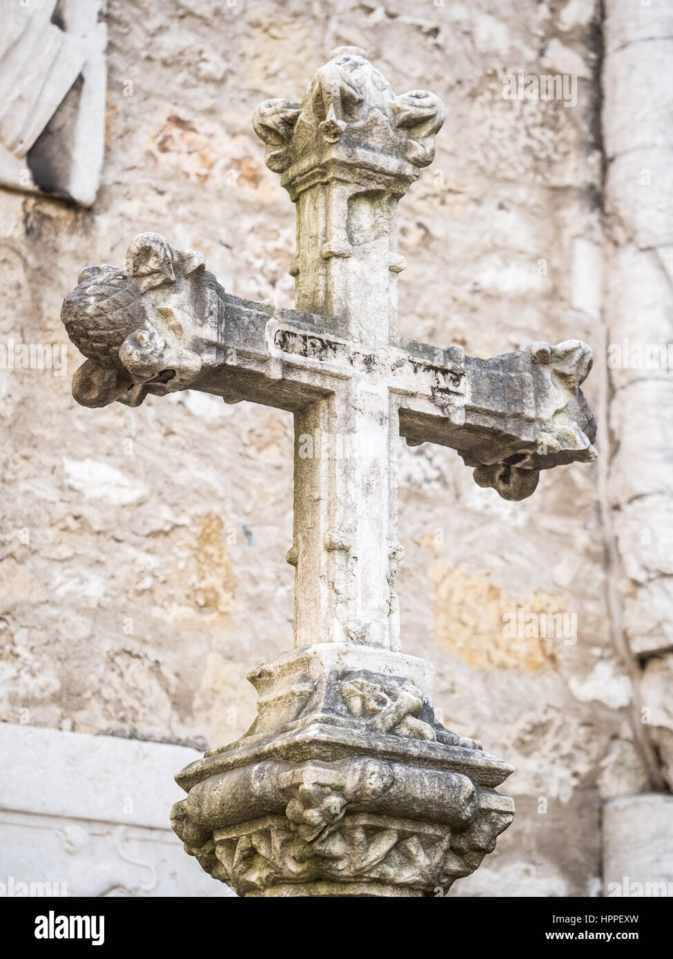 Croix en pierre rhw Couvent de Notre Dame du Mont Carmel (Portugais : Convento da Ordem do Carmo) à Lisbonne, Portugal. Banque D'Images