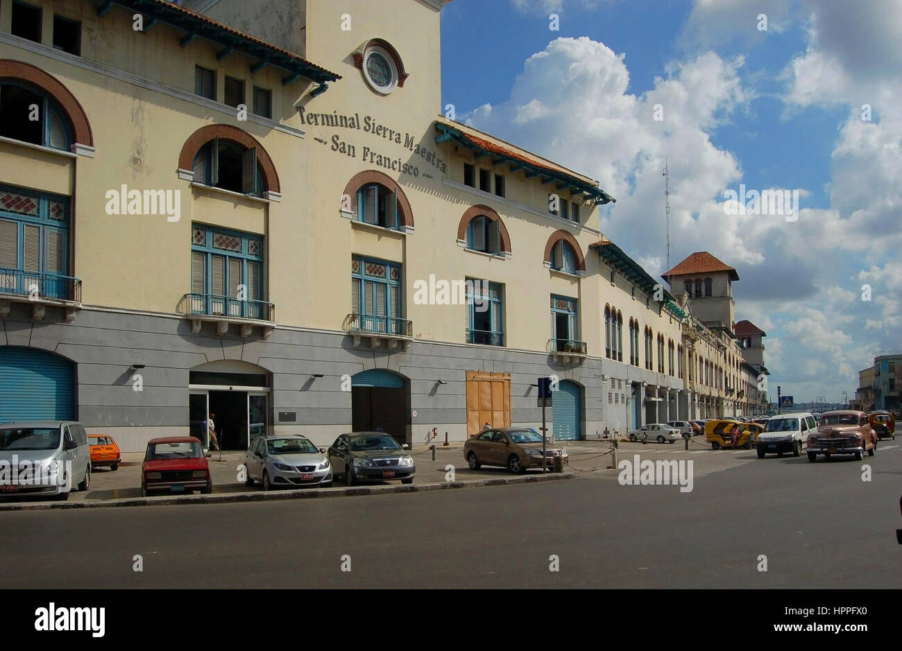 L'Ancienne Douane, Plaza de San Francisco, Ville de La Havane, Cuba Photo  Stock - Alamy