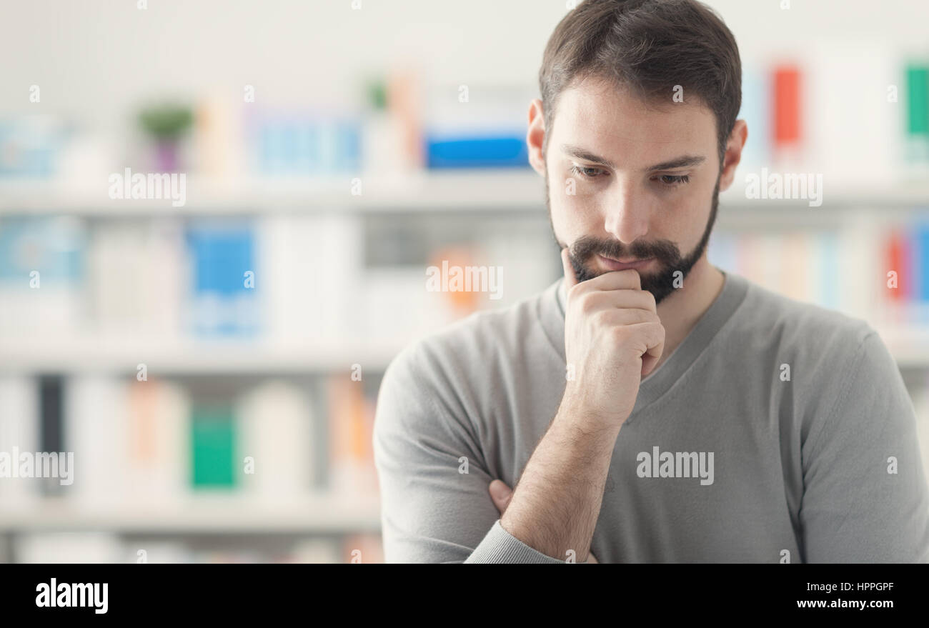 Convaincu de la pensée réfléchie handsome man with hand on chin, solutions et stratégie Concept Banque D'Images Convaincu de la pensée réfléchie handsome man with hand on chin, solutions et stratégie Concept Banque D'Images