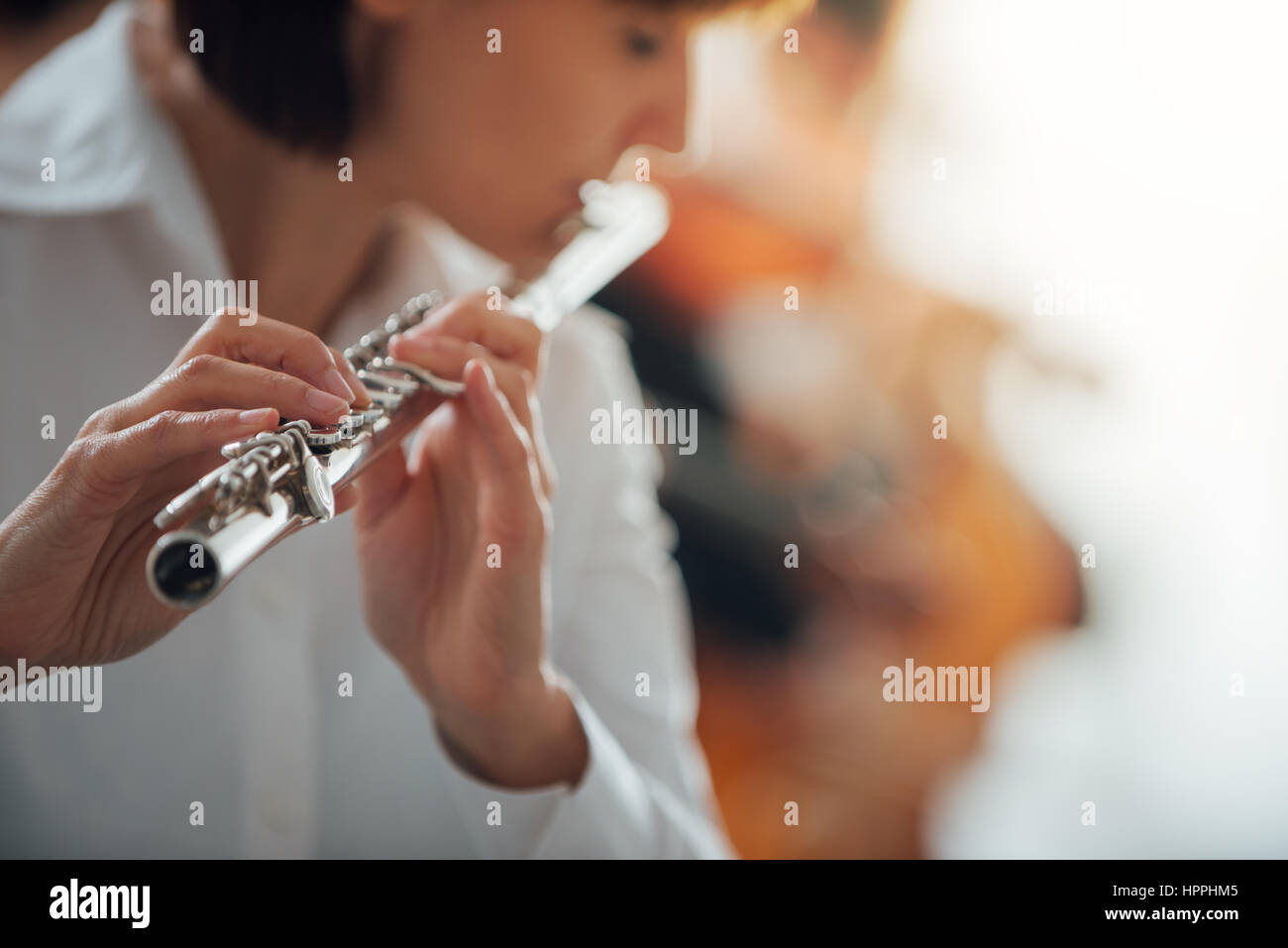 Les femmes professionnelles flute player jouer avec l'orchestre symphonique de la musique classique, personne méconnaissable Banque D'Images