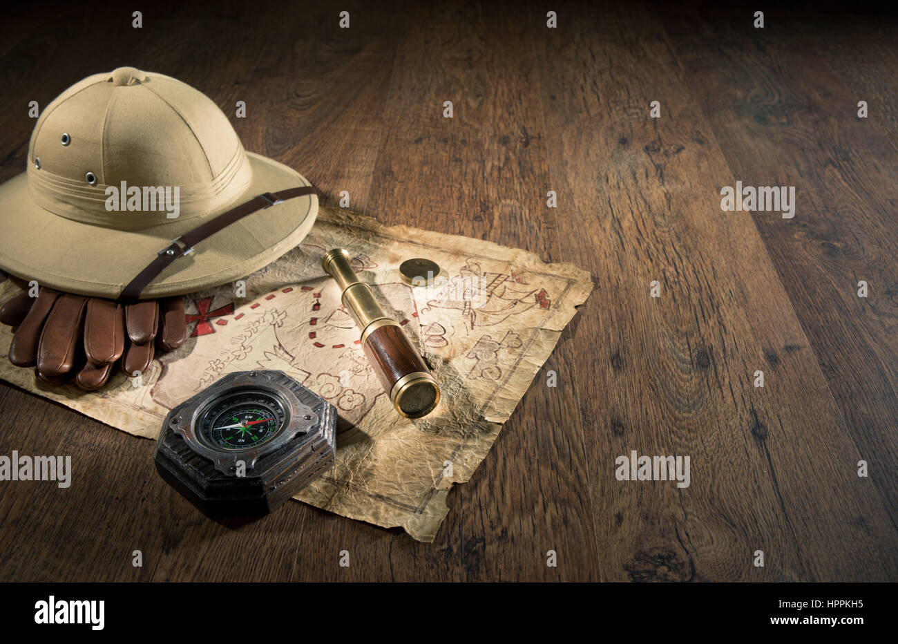 Vieille carte au trésor au style colonial pith hat, bras télescope et boussole. Banque D'Images
