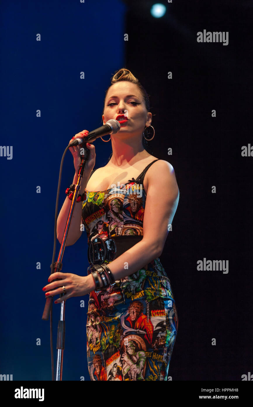 Rockabilly Imelda may, chanteuse irlandaise au Bluesfest à Byron Bay, Nouvelles Galles du Sud, Australie. 1 avril, 2010. Son groupe était dirigé par son mari, Darrel Higham. Banque D'Images