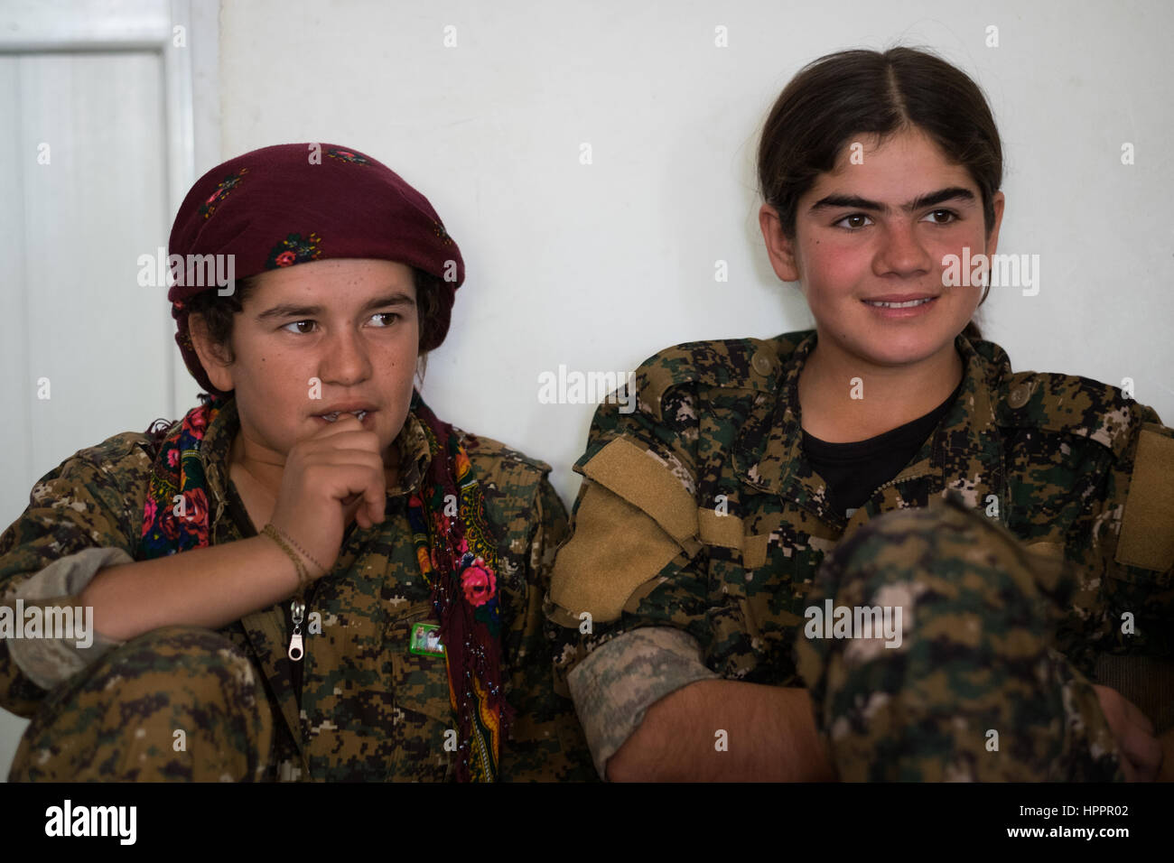 Certains combattants féminins Yazidis, aussi jeunes que 14 ans avec la nouvelle toutes les femmes-Êzidxan YJÊ (unités de femmes) une partie de l'unité Résistance Sinjar Banque D'Images