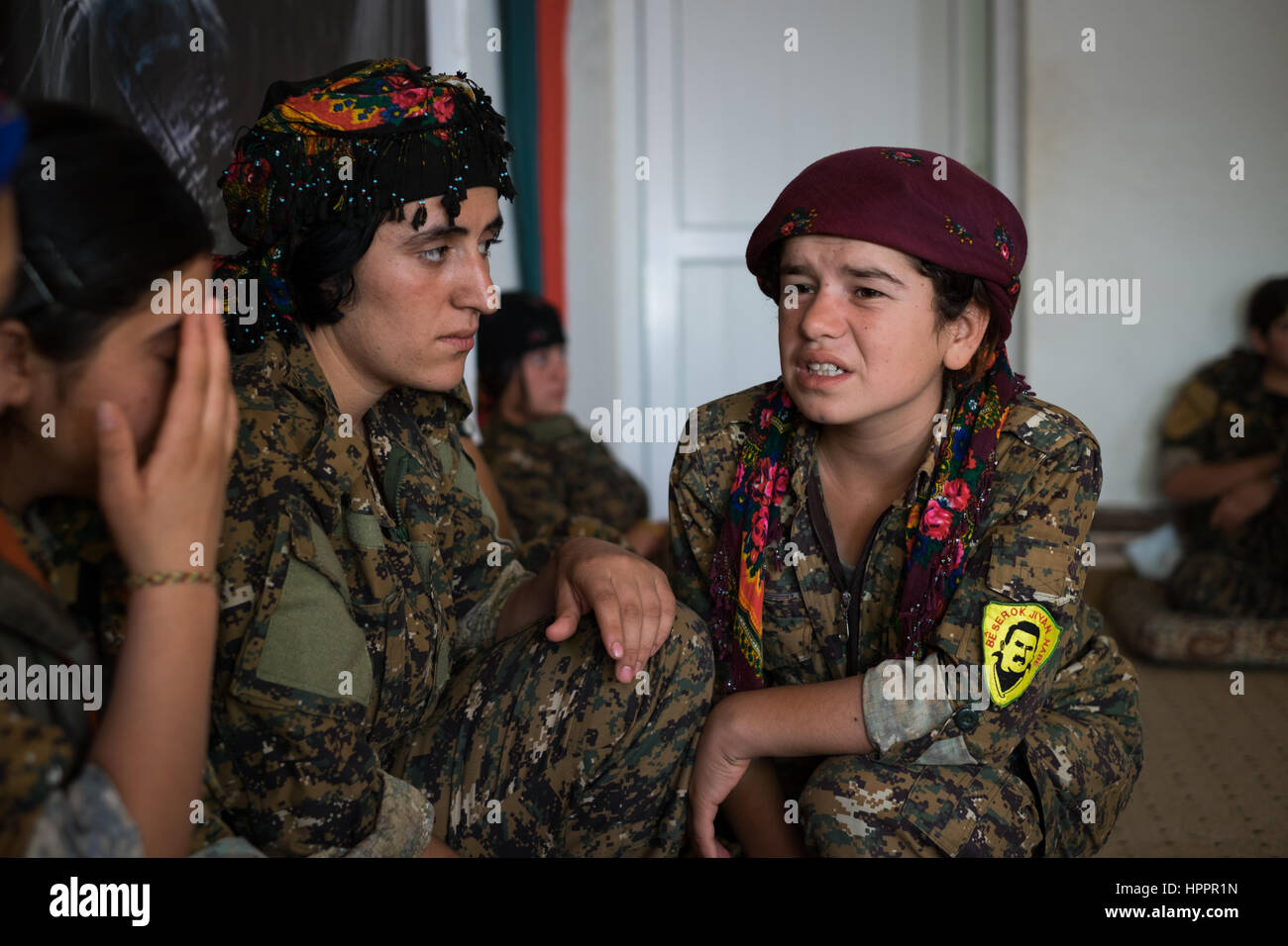 Certains combattants féminins Yazidis, aussi jeunes que 14 ans avec la nouvelle toutes les femmes-Êzidxan YJÊ (unités de femmes) une partie de l'unité Résistance Sinjar Banque D'Images