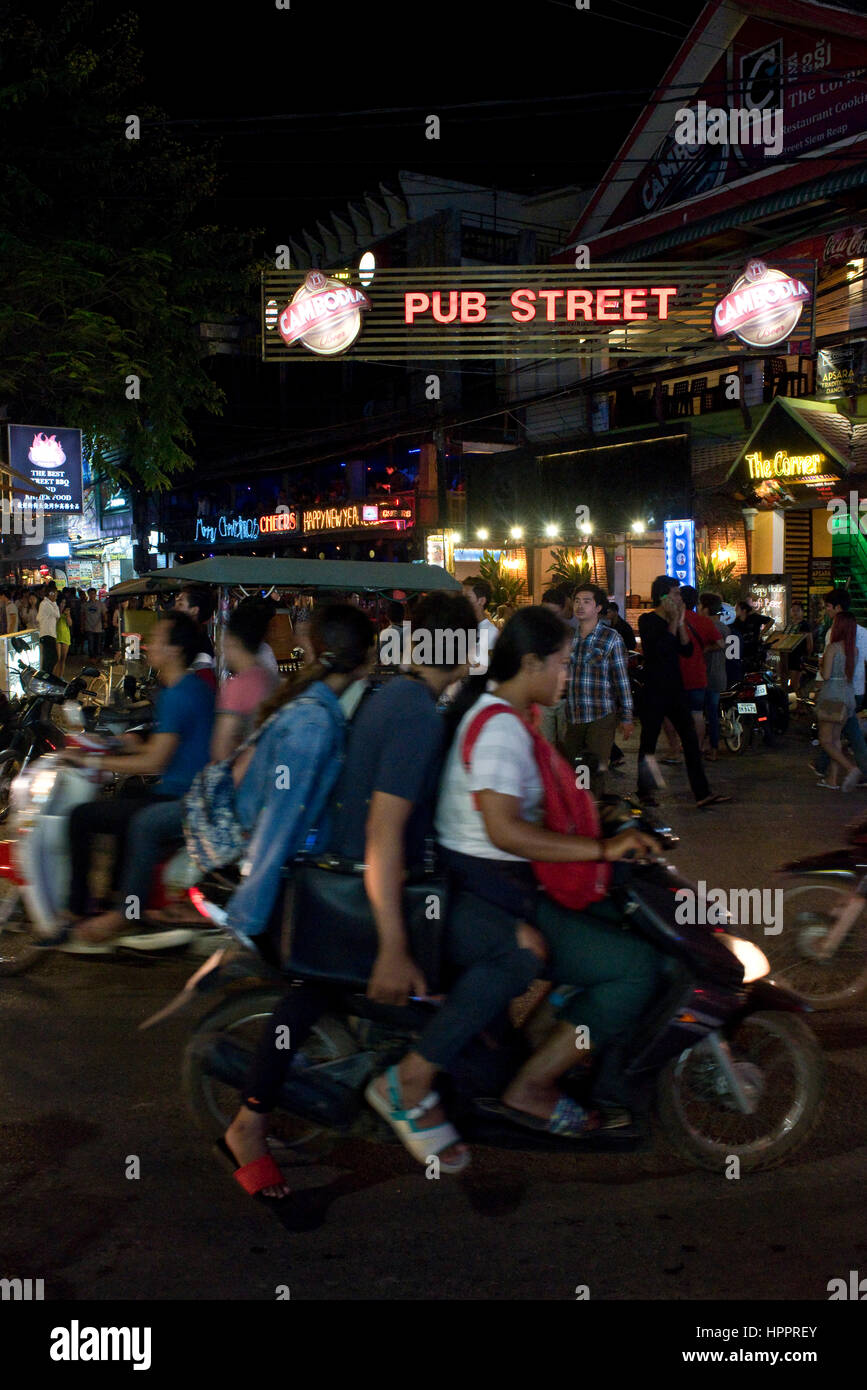 Scène de rue animée à Siem Reap, Cambodge, regardant vers le bas de la rue 'Pub' avec les mobylettes, les sections locales, les touristes et les Tuk Tuks. Banque D'Images