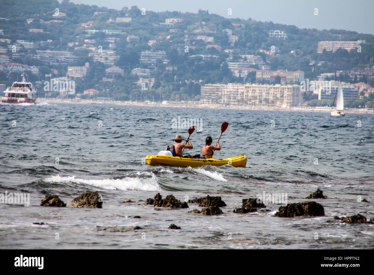 Couple canoë dans la mer, Côte d'Azur Banque D'Images