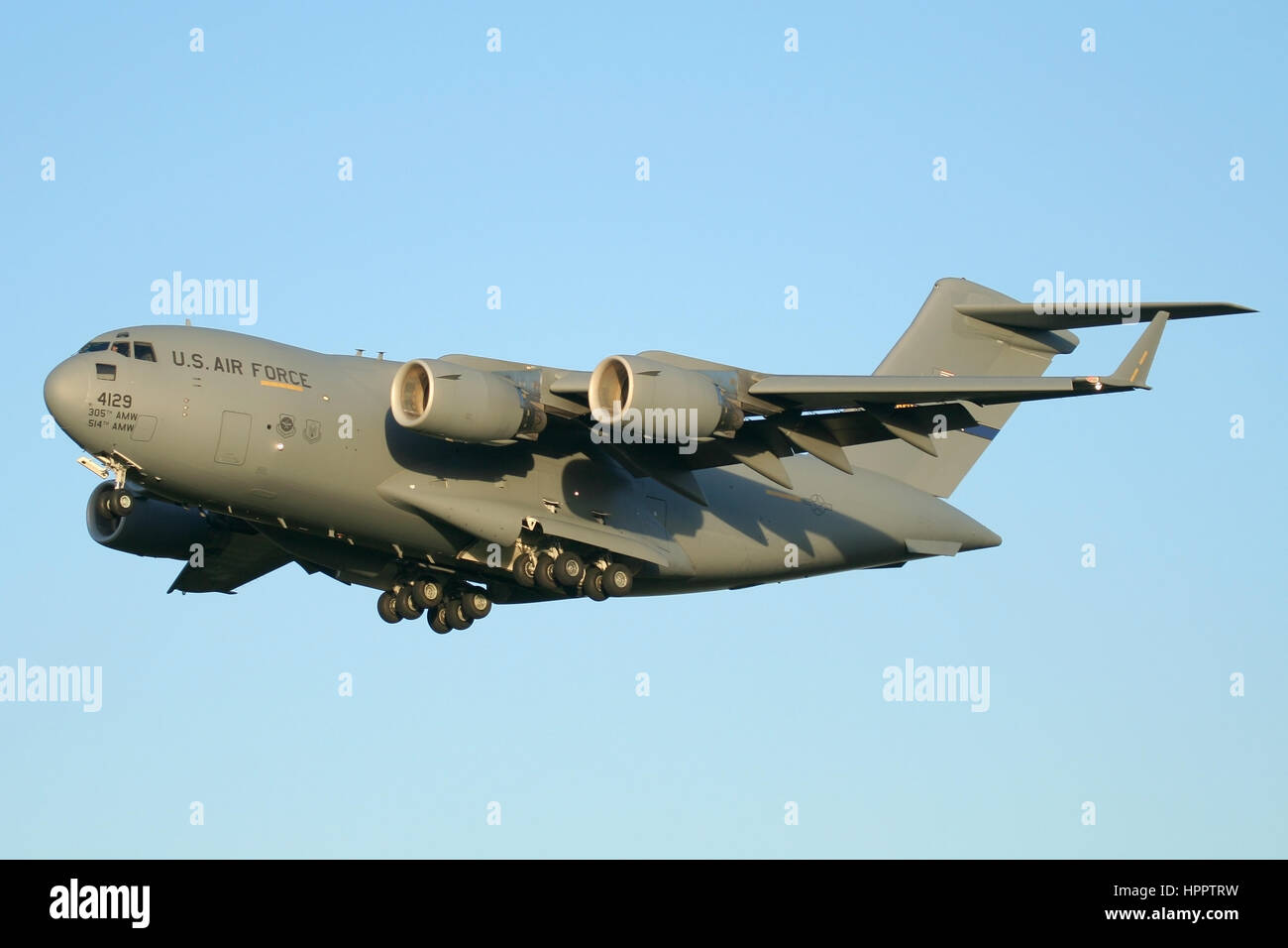 Un C-17 Globemaster III transport arrivés à RAF Mildenhall sur la piste 29 en fin d'après-midi, lumière d'hiver. L'avion est de l'AMW 305e. Banque D'Images