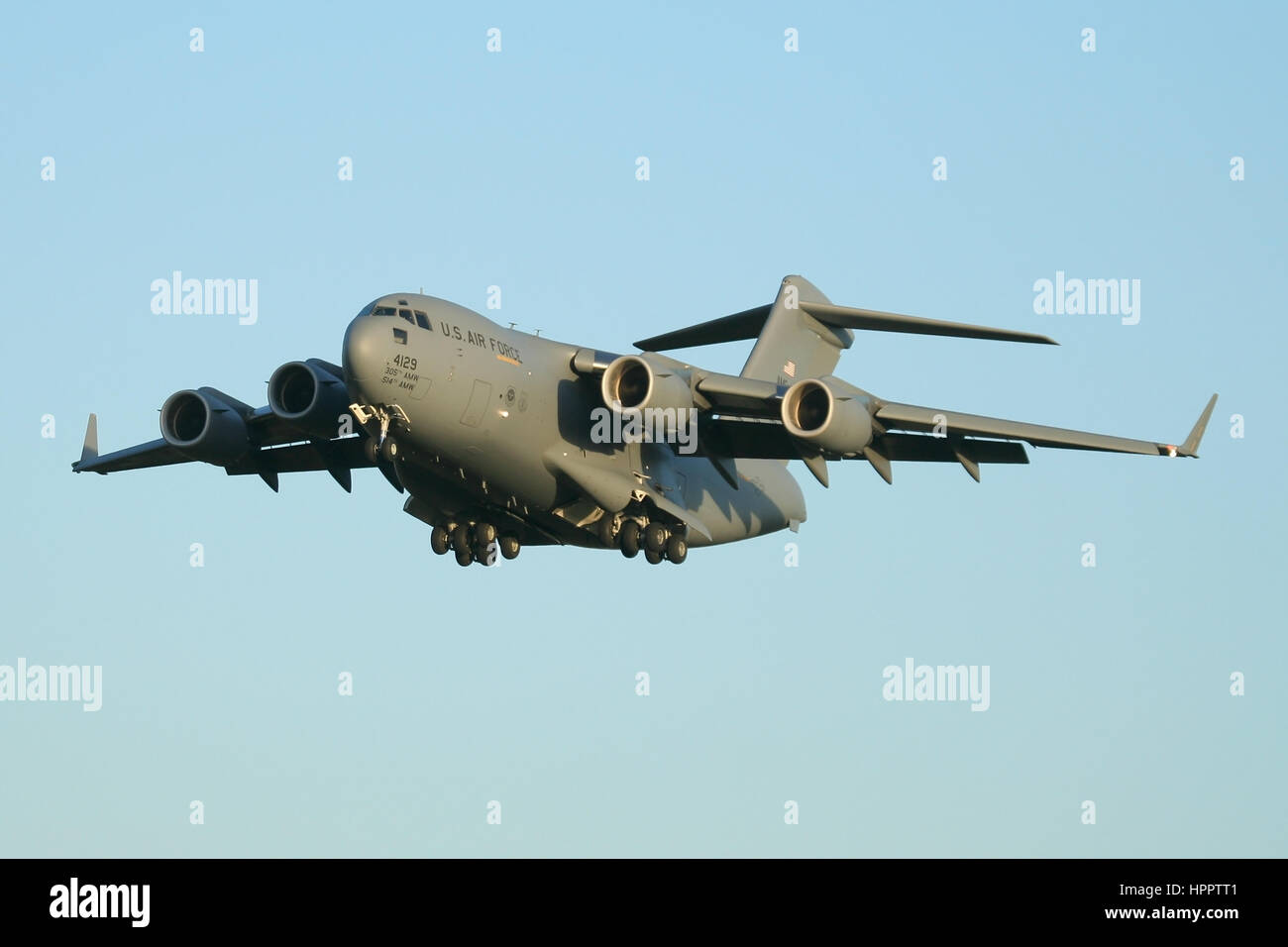Un C-17 Globemaster III transport arrivés à RAF Mildenhall sur la piste 29 en fin d'après-midi, lumière d'hiver. L'avion est de l'AMW 305e. Banque D'Images