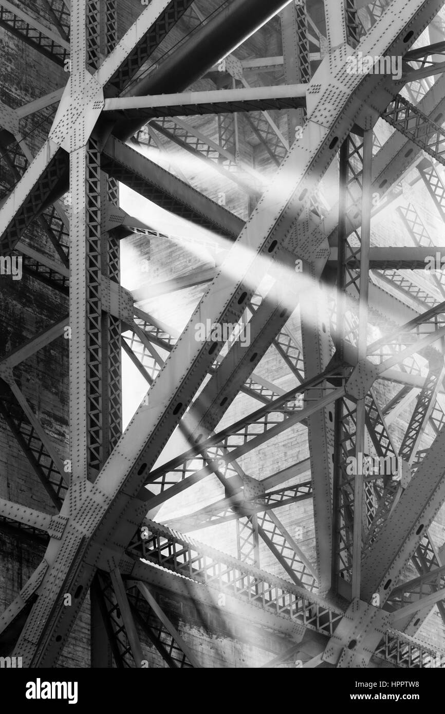 Faisceaux de lumière briller à travers la structure de la Golden Gate Bridge Banque D'Images