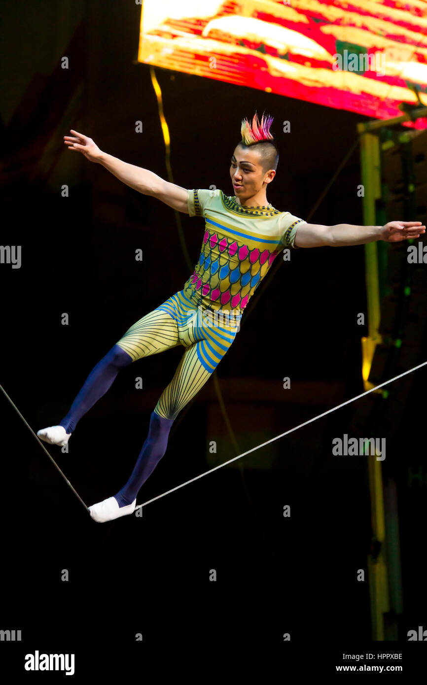 Young Asian man marche sur corde raide. funambule. Cirque Jumbo. Banque D'Images