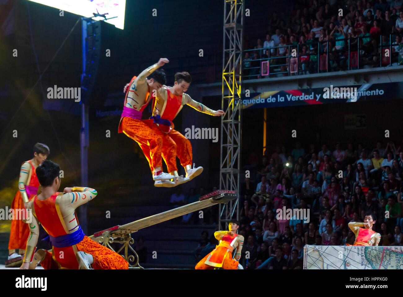 Acrobates chinois dans l'air après avoir été propulsée sur un tremplin.  Cirque Jumbo Photo Stock - Alamy