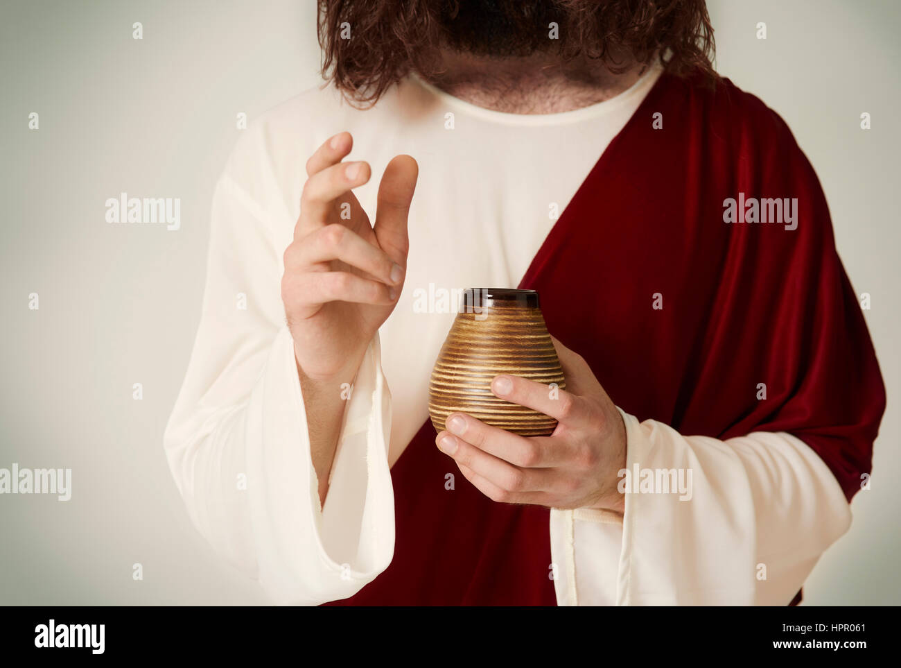 Méconnaissable Saint personne avec jar Banque D'Images