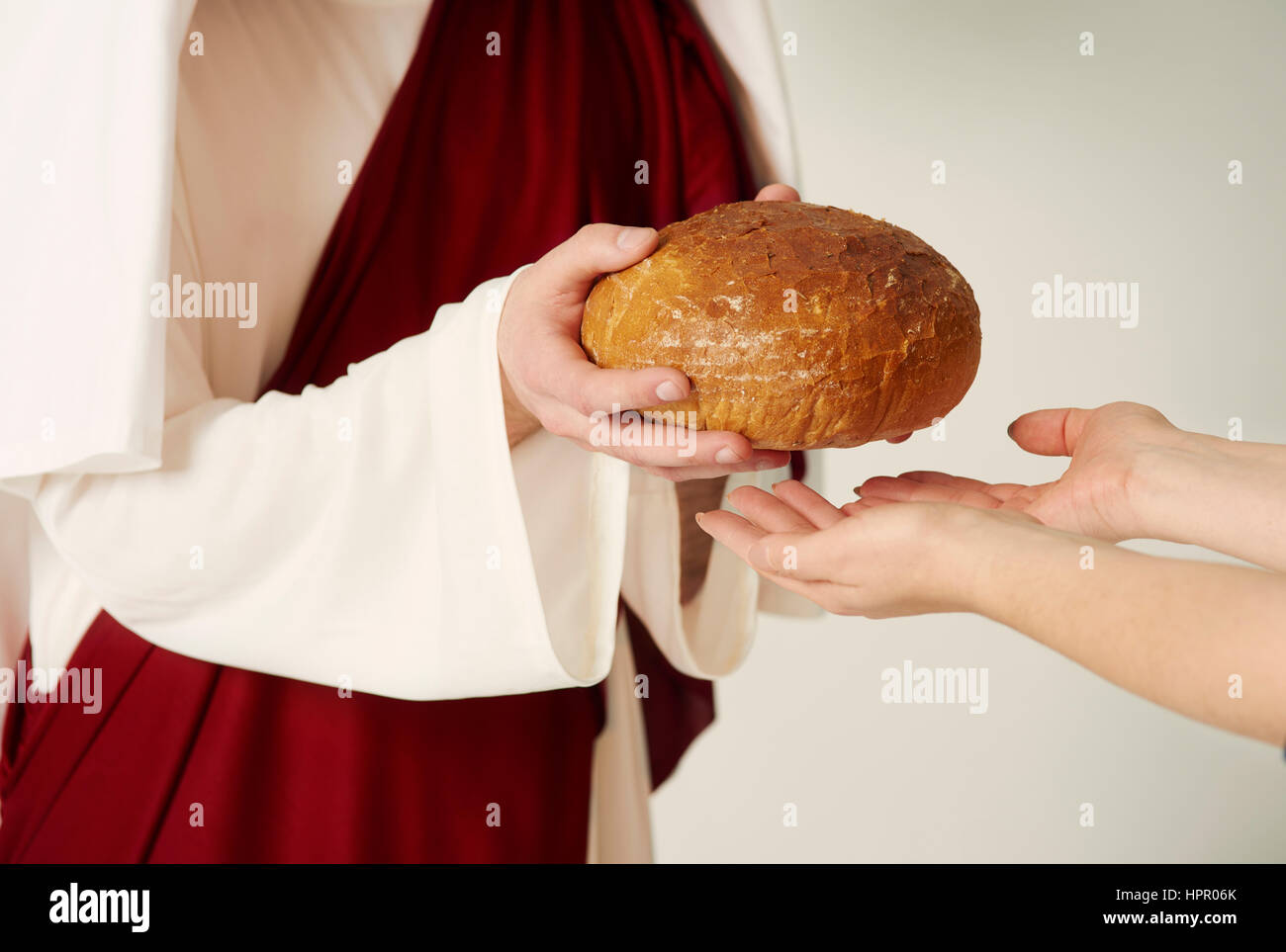 Les mains des Christs remise miche de pain Banque D'Images