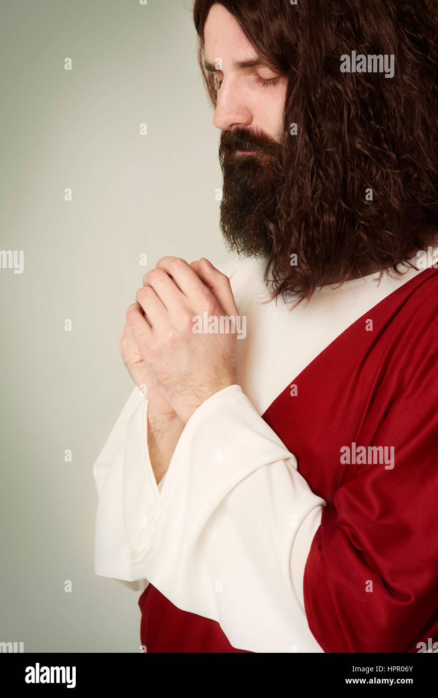 Studio shot de prier Jésus dans la concentration Banque D'Images