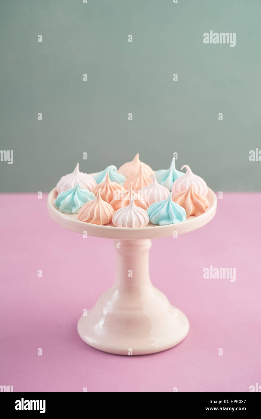 Pastels Mini meringue couleur rose bisous sur cake stand Banque D'Images