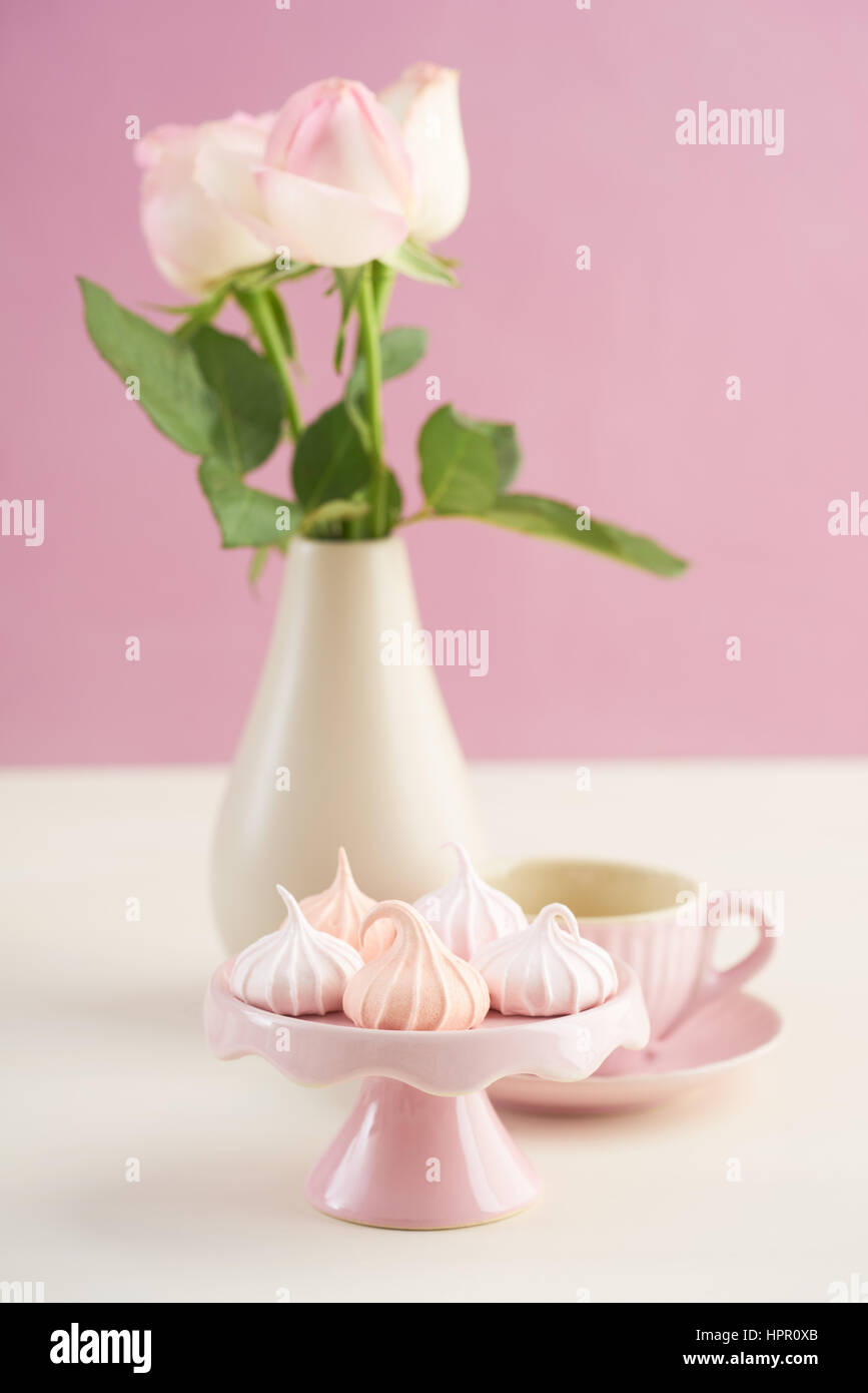 L'heure du thé avec de la meringue kisses roses et confiserie Banque D'Images