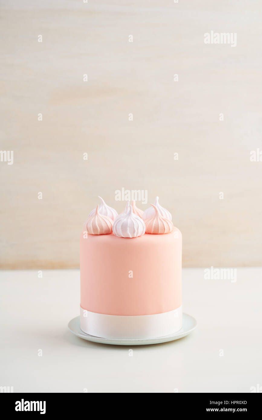 Mini Gâteau fondant recouvert avec de la meringue kisses Banque D'Images